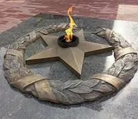 Бронзовый венок со звездой вечного огня в Зиме (518550)