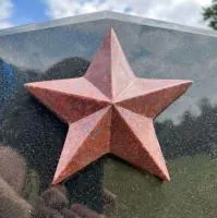 Красная звёздочка на гранитной плите в Зиме (518416)
